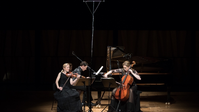 Mūziķu trio uz skatuves