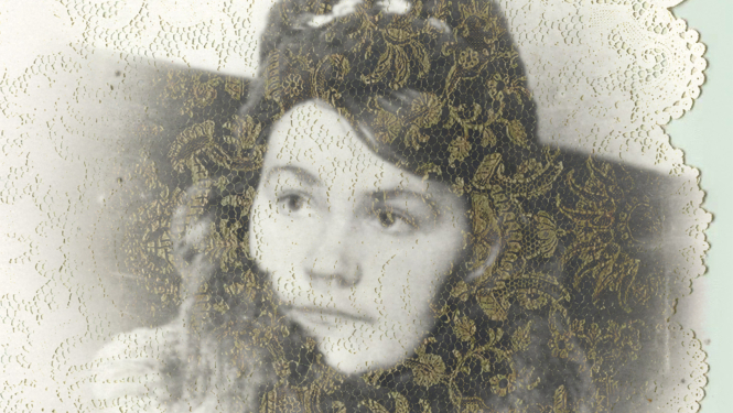 Melnbalts sens sievietes portrets un mežģīņota galdauta fragmenta kolāža. Izrādes “Vai tu atceries, kā piedzima tava vecmāmiņa” publicitātes attēls