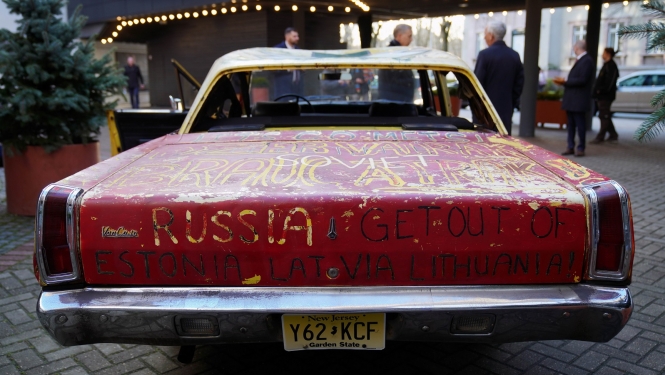 Filmas galvenais varonis – demonstrāciju auto Plymouth Valiant – pie kinoteātra Splendid Palace filmas pirmizrādē 2021. gada 18. novembrī. Mārtiņa Zidera foto.