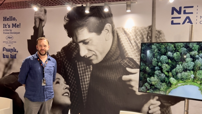 Roberts Vinovskis Armēnijas kino stendā Kannu filmu tirgū Marché du film