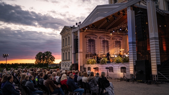  “Senās mūzikas festivālu” Rundāles pils dārzā