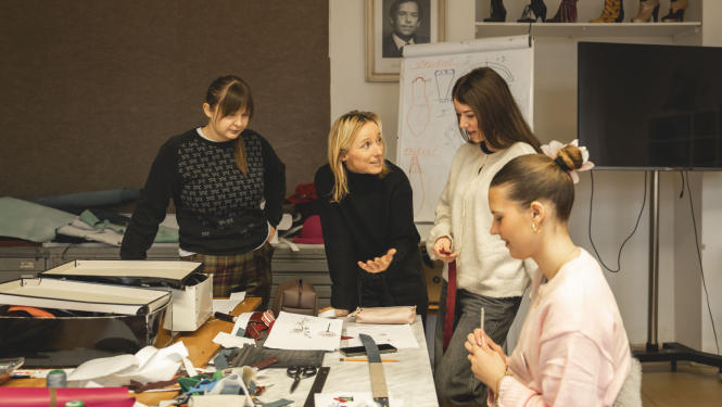 LMMDV audzēkņi Čehijā, Uherske Hradište mākslas skolā attīsta skicēšanas prasmes, glezniecības tehnikas, figurālo zīmēšanu, apģērba izstrādes un plisēšanas prasmes 