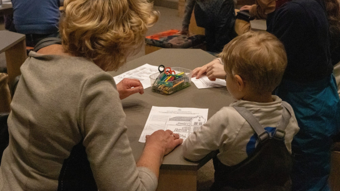 Rīgas vēstures un kuģniecības muzeja Ģimenes dienas nodarbībā. Foto: M.L.Gredzena (RVKM).