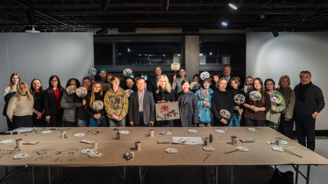 Ķīnas mākslinieku delegācija viesojas LMMDV - grupas foto ar audzēkņiem un pedagogiem