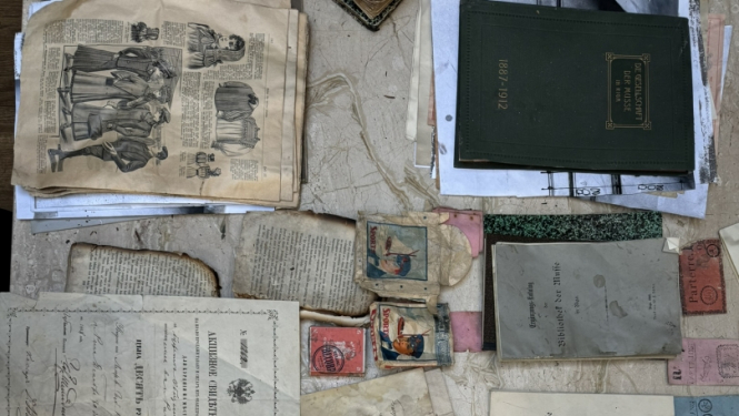 Seni materiāli, avīzes, dokumenti