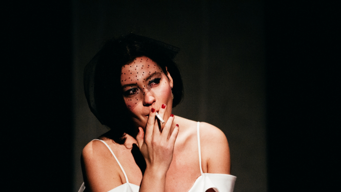 Latvijas Kultūras akadēmijas (LKA) Dramatiskā teātra aktiera mākslas 4. kursa diplomdarba izrādes “Blanša. Baltais mežs” Mihaila Gruzdova režijā publicitātes attēls