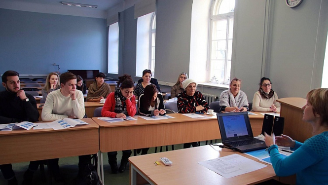 Latvijas romu organizāciju pārstāvjiem māca izstrādāt projektus