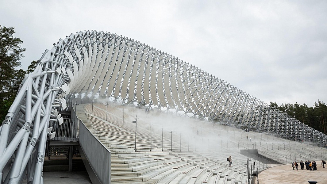 Mežaparka Lielās estrādes būvniecības B posma pirmajā kārtā ir izbūvēta arhitektu iecerētā “Sidraba birzs” dziesmu kalnā