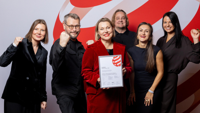 H2E un MARK Arhitekti pārstāvji Red Dot balvu pasniegšanas ceremonijā. No kreisās dizaineri Laura Lorence, Holgers Elers, Ingūna Elere (H2E), arhitekti Mārtiņš Ošāns, Alīna Kļava, Krista Beļauniece–Galeniece