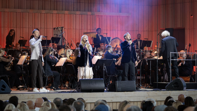 Orķestris ar mūziķiem uz skatuves, foto autors: Jānis Vecbrālis.