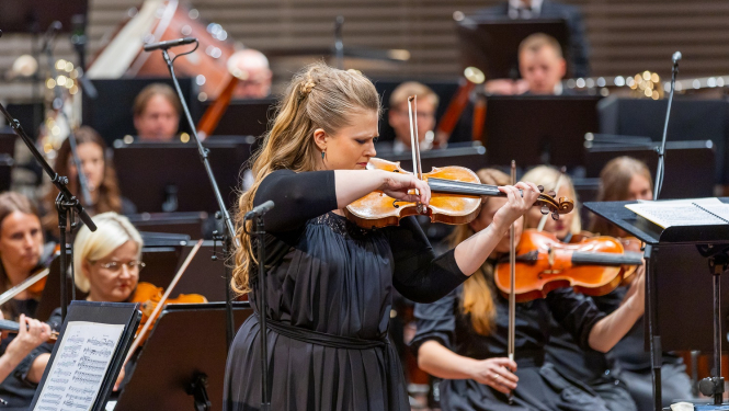 Liepājas Simfoniskais orķestris un vijolniece Paula Šūmane, foto: Jānis Vecbrālis