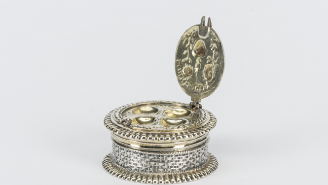 Senlaicīga kosmētikas kārbiņa