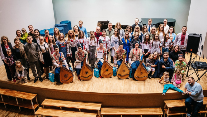 Mūzikas nometne ar dalībnieku foto uz skatuves, foto: Roberts Blaubuks