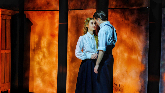 Divi aktieri uz skatuves