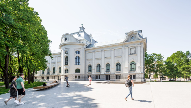 Latvijas Nacionālā mākslas muzeja galvenā ēka no parka puses