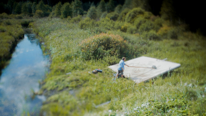 Andris Eglītis gleznošanas procesā “Savvaļā”. 2023. Foto: Aleksejs Beļeckis