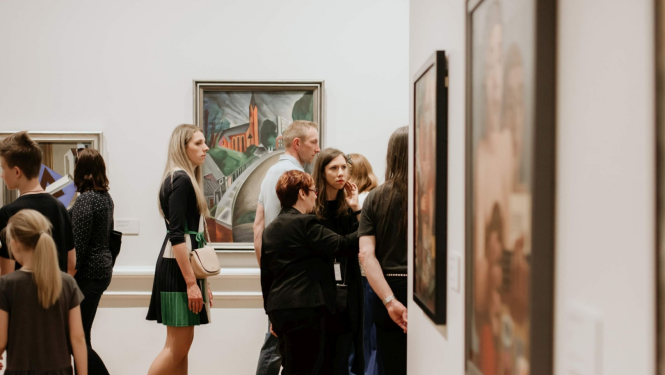 Apmeklētāji Latvijas Nacionālajā mākslas muzejā