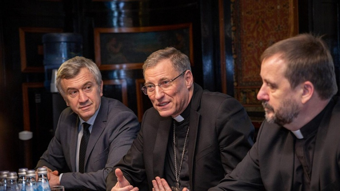Kultūras ministrs un arhibīskapi Jānis Vanags un Zbigņevs Stankevičs pārrunā sakrālā mantojuma finansēšanas programmas īstenošanu