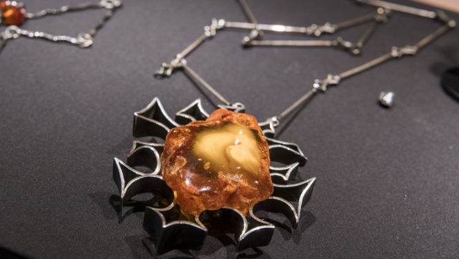 Latvijas Nacionālā mākslas muzeja kolekcijas darbi starptautiskā izstādē “Dzintars – Baltijas zelts” Honkongas pilsētas universitātes Indras un Harija Bangu galerijā. Ķīna, 2022. Publicitātes foto