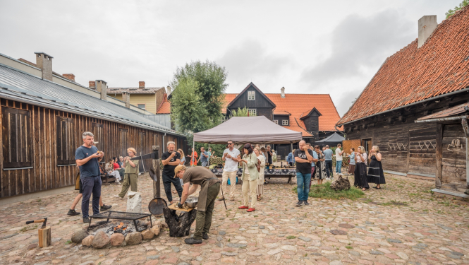 Cilvēki muzeja pagalmā