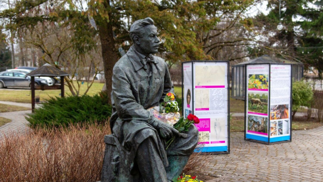 Piemineklis latviešu gleznotājam Janim Rozentālam pie Saldus vēstures un mākslas muzeja