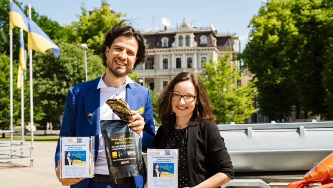 Divi mūziķi un ziedojumu kastītes Ukrainai