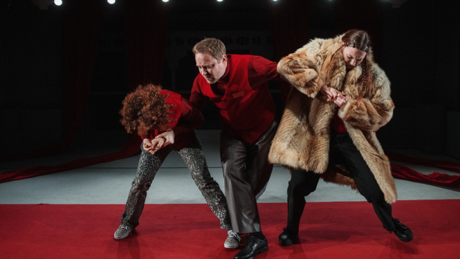 Foto no iestudējuma Garderobisti. Attēlā no kreisās puses: Sandija Dovgāne, Ainārs Ančevskis, Elizabete Milta