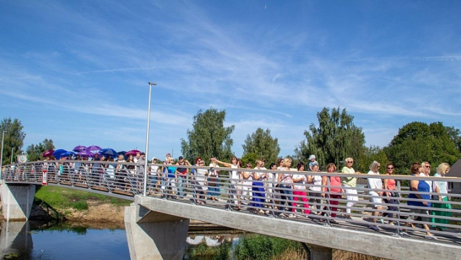 Carnikavā atklāj gājēju tiltu pāri Vecgaujai