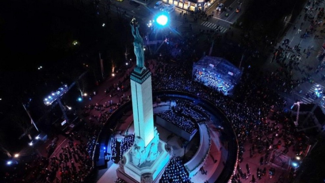 Vērienīgi un sirsnīgi nosvinēta Latvijas valsts 100. dzimšanas diena