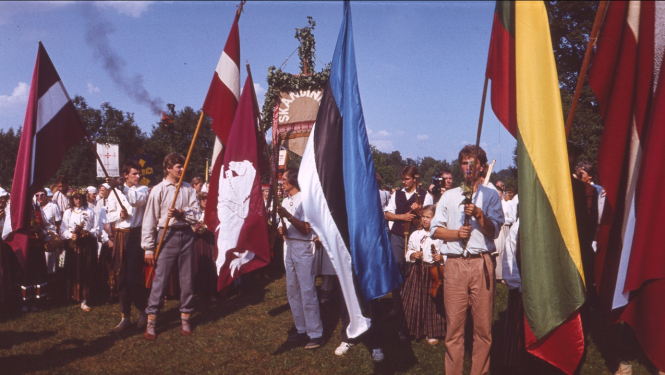 Cilvēki ar karogiem Turaidā