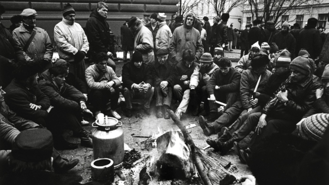 Barikāžu dalībnieki pie Latvijas Republikas Augstākās Padomes ēkas (tagad Saeima). 1991. gada janvāris. Fotogrāfs Leons Balodis. LNVM krājums.