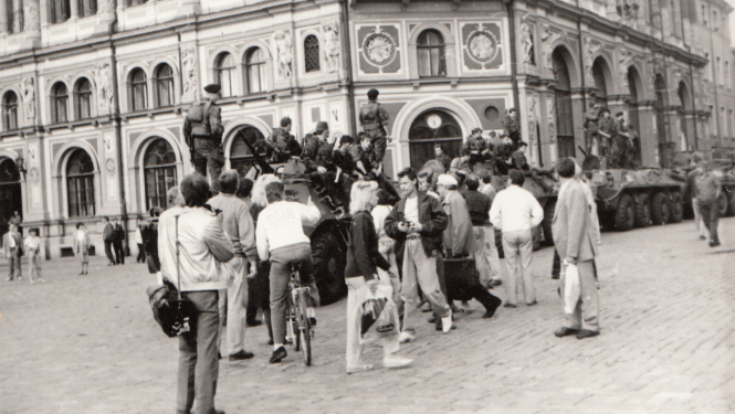 1991.g. Augusta pučs, Padomju armijas tanki Doma laukumā