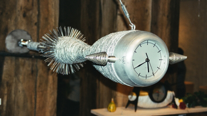 Valters Kiršteins. Pulkstenis U 12. 2001.