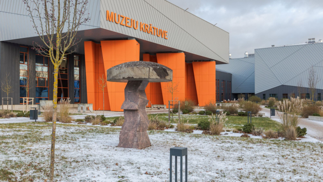 Jauna pastāvīgā āra tēlniecības ekspozīcija pie Muzeju krātuves – lietuviešu tēlnieka Mindauga Navaka skulptūras. Rīga, 2024. Foto: Jānis Vēveris