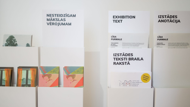 Stendi ar informatīvajiem materiāliem Līgas Purmales personālizstādē “Pagājušo prieku dārzs” Latvijas Nacionālajā mākslas muzejā. 2025. Foto: Estere Rožkalne