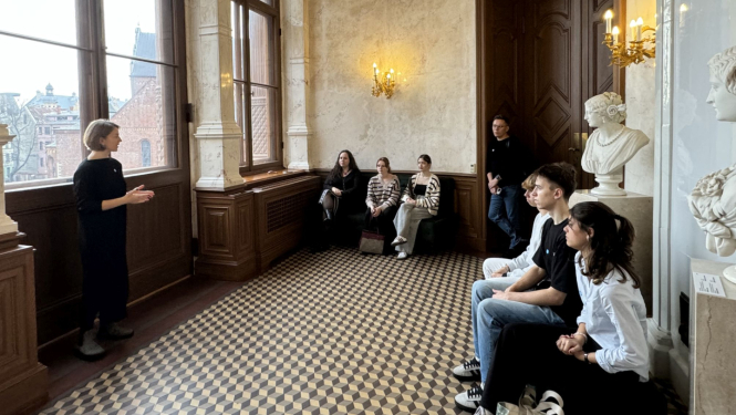 Jaunieši apmeklē izglītības programmu “Vārdiem ir nozīme” Mākslas muzejā RĪGAS BIRŽA. 2024. Publicitātes foto