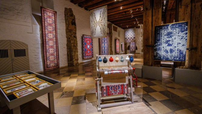 Izstāde “Atmiņas ģenētiskais kods. Azerbaidžānas paklāji” Dekoratīvās mākslas un dizaina muzejā. 2024. Foto: Kaspars Teilāns