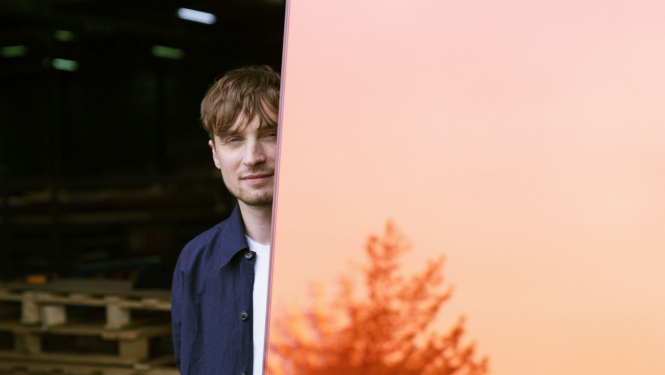 Mākslinieks Germans Ermičs pie gleznas