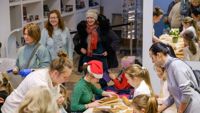 Bērni un vecāki darbojas radošajās darbnīcās