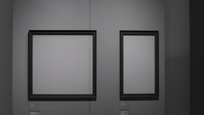 Gleznu rāmji pie sienas