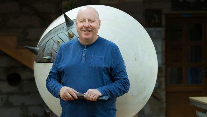 Jānis Straupe pie darba “Lode”. 2020. Foto: Ojārs Jansons