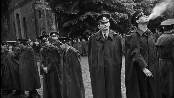 Jānis Deinats. Milicija pie Augstākās Padomes ēkas. 1990. Fotogrāfija. Autora īpašums.