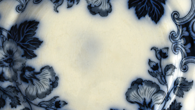 Pusdienu šķīvis. Dekola motīvs “Althea”. Fragments. “Samuel Alcock & Co”, 1830–1859. Tukuma muzeja kolekcija. Foto: Dainis Bruģis.