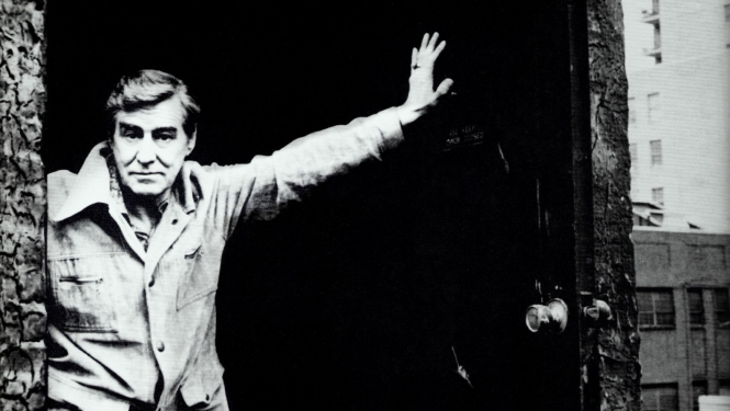 Rolands Kaņeps savas mājas jumta durvīs. Fotogrāfija bez datējuma. Foto: Aina Balgalvis