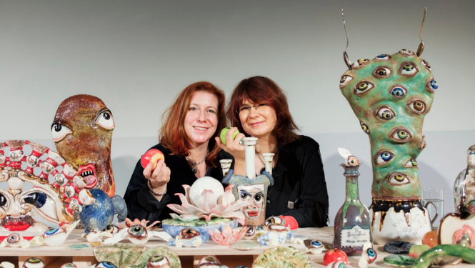 Mākslas duets Skuja Braden (Ingūna Skuja, Melisa D. Breidena) pie izstādes “Tirgot ūdeni upes malā” darbiem 59. Venēcijas biennālē. 2022. Porcelāns, autortehnika. Autoru īpašums. Publicitātes foto