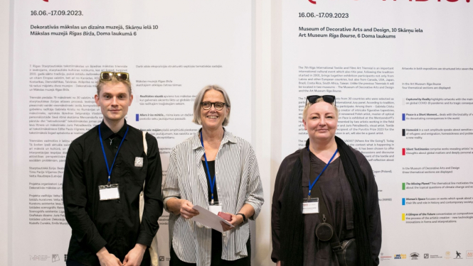 7. Rīgas Starptautiskās tekstilmākslas un šķiedras mākslas triennāles “QUO VADIS?” laureāti. No labās: Loreta Švaikauskiene (Loreta Švaikauskienė, Lietuva; 1. balva), Kerstina Lindstrema (Kerstin Lindström, Zviedrija; 2. balva), Jonatans E. Jurkovskis (Jonatan E. Jurkowski, Polija; 3. balva). Dekoratīvās mākslas un dizaina muzejs, 15.06.2023. Publicitātes foto