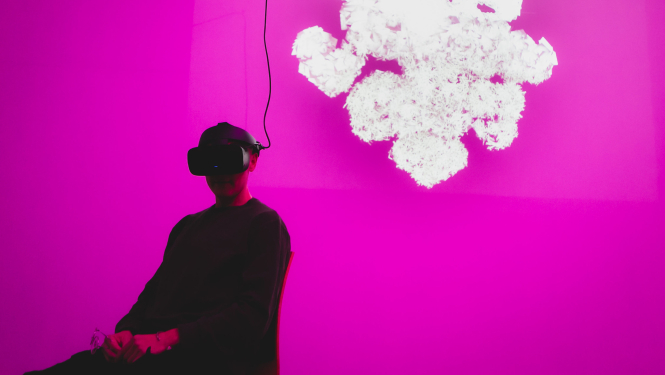 Daniels Hengsts. Ziedošā mīlestība, 2021. Izstādes atklāšana RIXC galerijā. Foto: Kristīne Madjare