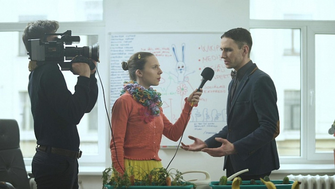 Pie skolēniem nonāk medijpratībā izglītojošs video „CAPS un CIET jeb Vilks manipulators”