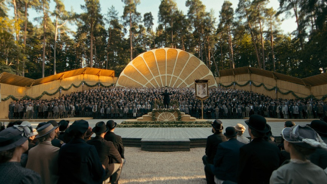 Kadrs no filmas "Zeme, kas dzied"