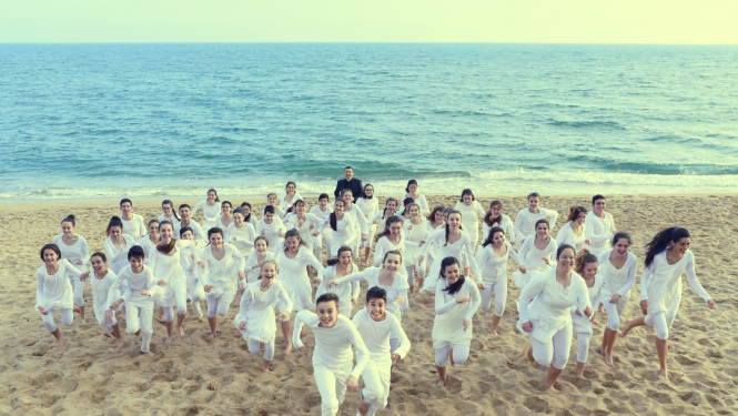 Bērnu koris jūras malā